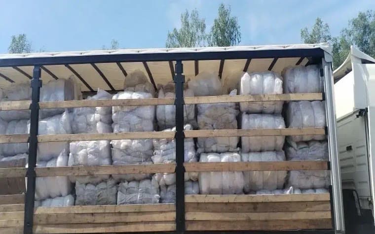 Плотно размещенный догруз в открытом кузове машины